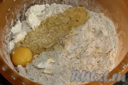 Перетереть массу в крошку руками. Затем добавить яйцо.