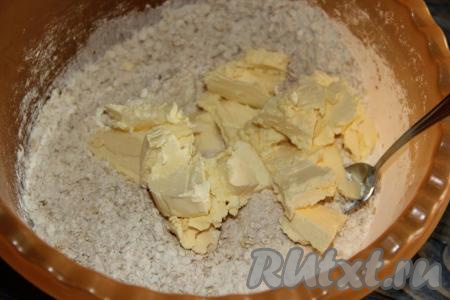 Выложить кусочки размягченного сливочного масла.