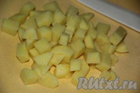 Картофель очистить и нарезать на кубики среднего размера.
