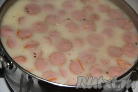 Вместе с плавленным сыром добавить в суп с сосисками соль и специи по вкусу. Томить на медленном огне до полного растворения сыра, примерно, 5-7 минут. Затем снять сырный суп с плиты и дать ему настояться под крышкой минут 10.