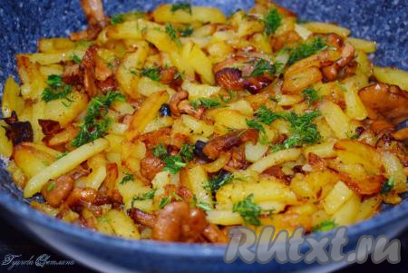 Картошка, жареная с лисичками и луком