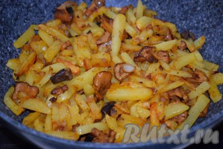 Накрываем сковороду крышкой и даем потомиться картошке с грибами около 10 минут на небольшом огне.
