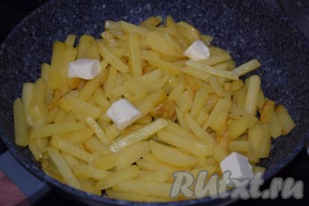 В процессе жарки картофеля добавляем в сковороду сливочное масло.