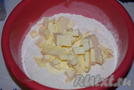 Добавляем  к мучной смеси нарезанное кубиками холодное сливочное масло.