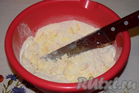Масло с мукой растираем до состояния жирной крошки при помощи ножа.