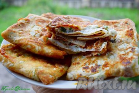 Лаваш с сыром и зеленью на сковороде 