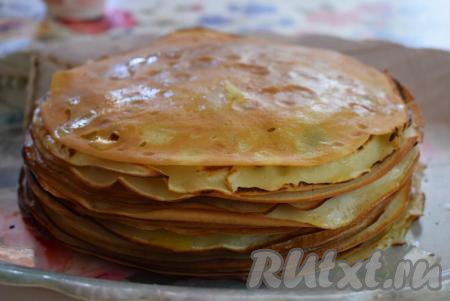Каждый блинчик, приготовленный по вашему любимому рецепту,  смажем сливочным маслом и поставим остывать.