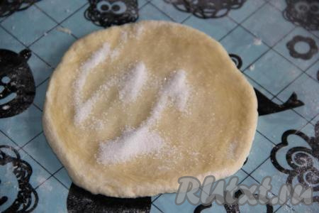 Смазать тесто растительным маслом и достаточно щедро посыпать сахаром.