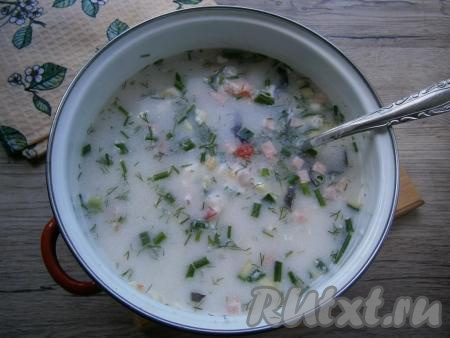 Затем развести окрошку с помидорами холодной водой и кефиром, добавить лимонную кислоту, соль по вкусу, всыпать сахар. Также, по желанию, добавить немного острой аджики, приготовленной из томатов (я добавила 2 чайные ложки). Хорошо все перемешать и поместить окрошку в холодильник на 2-3 часа.