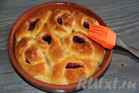 Форму с пирогами отправить в разогретую духовку и выпекать при температуре 200 градусов, примерно, 25 минут. Готовые пирожки станут красивого золотистого цвета. Горячую выпечку с помощью силиконовой кисти смазать мёдом. Ароматные, вкусные пирожки с джемом, приготовленные из дрожжевого теста, подать к столу горячими, хотя и остывшие они очень хороши.