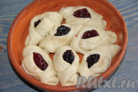 Форму для выпекания смазать растительным маслом. Выложить наши пирожки в форму.