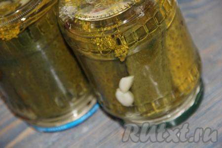 Аккуратно достать баночки из кастрюли и закрутить прокипяченными крышками. Перевернуть банки вверх дном. Укутать перевернутые банки в одеяло и оставить в таком положении до полного остывания. 