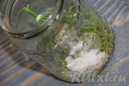 Затем всыпать соль и сахар.