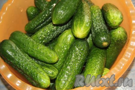 Огурцы залить водой и оставить на 5-6 часов (можно на ночь). Затем огурцы хорошо вымыть.