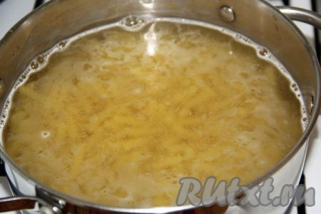 Макаронные изделия выложить в кипящую подсоленную воду и отварить до готовности (в соответствии с  инструкцией на упаковке). Не переварите макароны, они должны получиться "альденте".