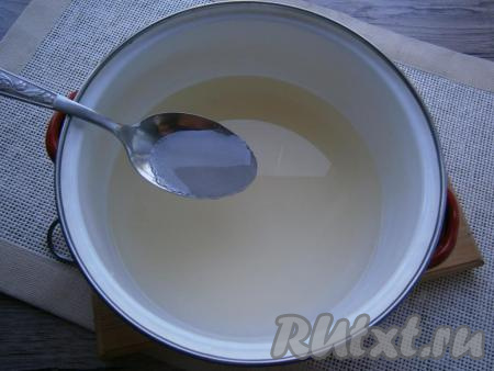 Затем воду слить в кастрюлю и добавить к воде сахар. Довести сироп до кипения, проварить 2-3 минуты на среднем огне и залить этим сиропом дыню в банках.
