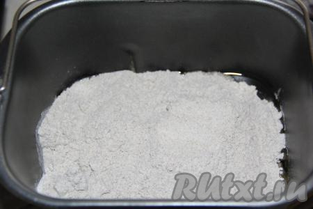 Затем всыпать ржаную муку.