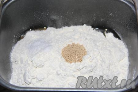 Далее всыпать пшеничную муку, дрожжи и соль.