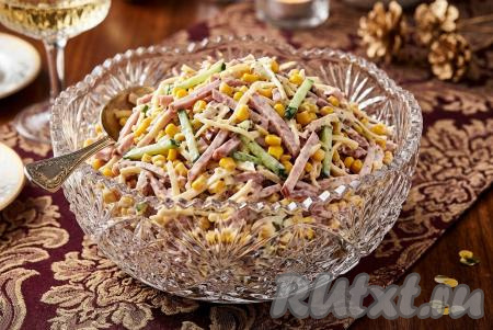 Салат с ветчиной, огурцами, кукурузой и сыром