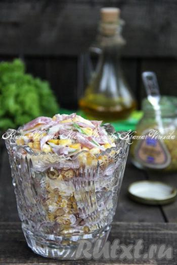 Салат из ветчины с огурцами и кукурузой