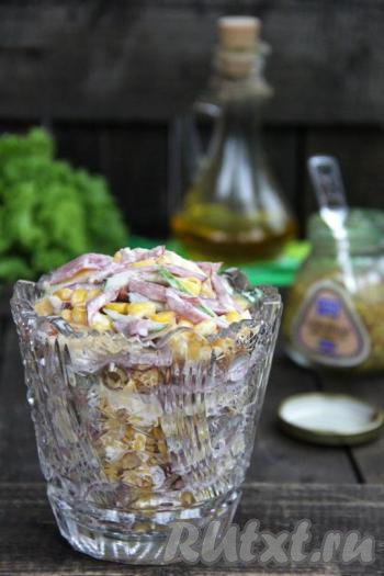 Вот такой быстрый, простой, но в тоже время вкусный салат из ветчины с огурцами, сыром и кукурузой у нас получился.