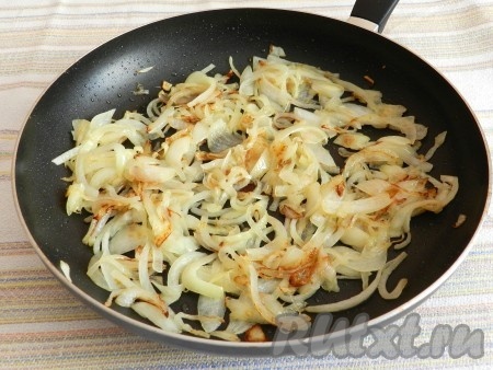 В сковороде разогреть растительное масло, добавить немного сливочного и обжарить лук до прозрачности, как показано на фото.

