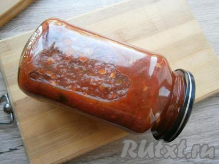Закрутить банки прокипяченными крышками, перевернуть и укутать.