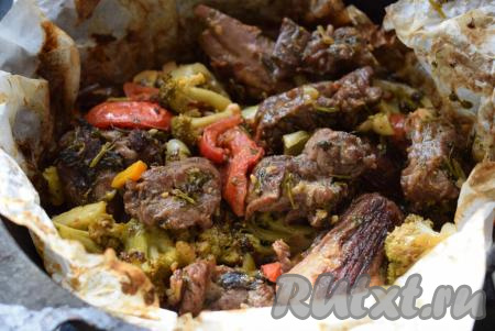 Готовую баранину, запеченную с овощами, достаем из духовки и сразу же подаем к столу. Мясо получается сочным и очень вкусным.