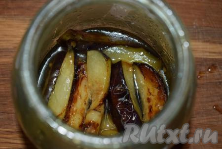 Готовые баклажаны выкладываем в банку к  маринаду с чесноком и зеленью и накрываем крышечкой.

