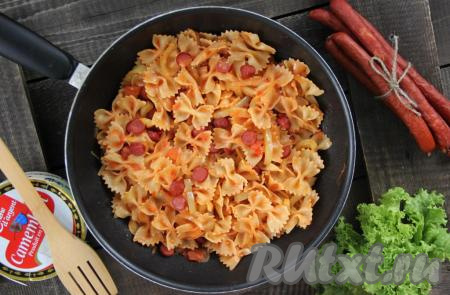 Аппетитные, вкусные макароны, приготовленные с колбасой и помидорами, подать к столу в горячем виде. 