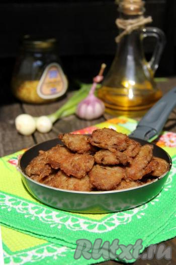 Готовые аппетитные, вкусные отбивные из куриных сердечек подать к столу со свежими овощами и зеленью.