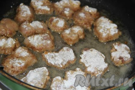 В сковороду влить растительное масло. Выложить сердечки в разогретую сковороду.