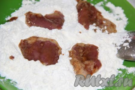 Обвалять куриные сердечки со всех сторон в смеси муки и крахмала.