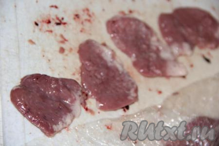 Затем снять плёнку и перевернуть сердечки. Отбить с другой стороны.