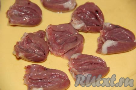 Сердечки разрезать вдоль и развернуть, промыть от сгустков крови.