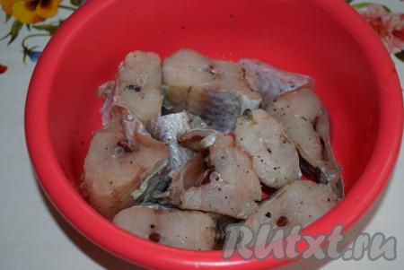 Кусочки минтая кладем в миску, солим, перчим и оставляем пропитаться на 15-20 минут.