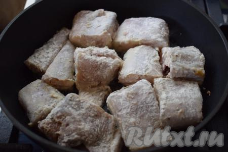 На сковороду выливаем растительное масло и разогреваем его. Кладем кусочки минтая, обваленного в муке, на сковороду и обжариваем на среднем огне до румяной корочки с обеих сторон. 