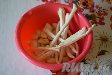 Чеснок очистим от кожицы, хрен при помощи овощечистки очистим от кожуры.