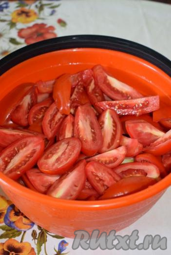 Помидоры нарезаем на дольки, лучше брать сорт "сливки", так как они мясистые, а нам именно это и нужно.