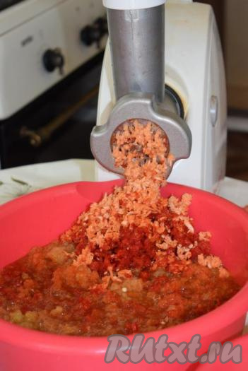 Пропустим через мясорубку чеснок и хрен.