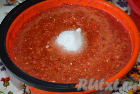 Перемешаем получившуюся овощную массу, добавим соль и сахар.
