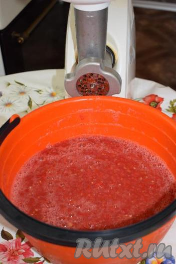 В мясорубке прокрутим помидоры.