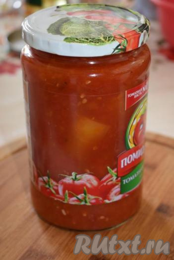 Разливаем готовое лечо по банкам и закручиваем крышками. Готовые баночки с лечо из перца и помидоров переворачиваем вверх дном и укутываем одеялом до полного остывания.