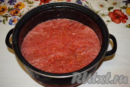Прокручиваем помидоры на мясорубке.