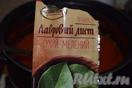 Далее добавляем горошины чёрного перца, лавровые листья и пропущенный через пресс чеснок, перемешиваем.