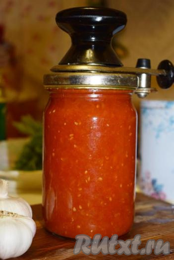 И закатываем при помощи ключа или завинчивающихся крышек. Переворачиваем баночки вверх дном и укутываем одеялом до полного остывания.