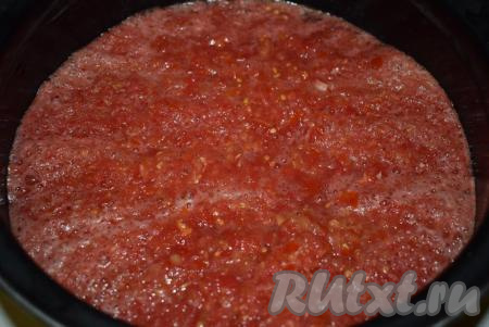 Ставим кастрюлю с получившимся томатам на огонь.