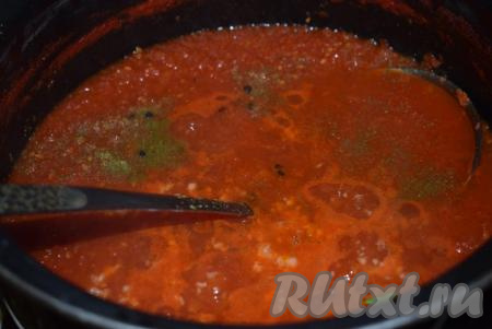 Далее добавляем горошины чёрного перца, лавровые листья и пропущенный через пресс чеснок, перемешиваем.