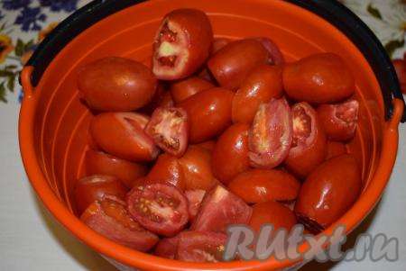 Моем помидоры и режем их дольками. Для приготовления томата на зиму лучше использовать помидоры сорта "сливки", так как они более мясистые, а значит томат у нас получится густой - что нам и требуется.