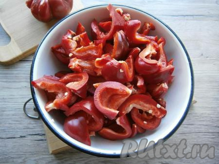 Удалить из перцев семена и нарезать их кусочками.